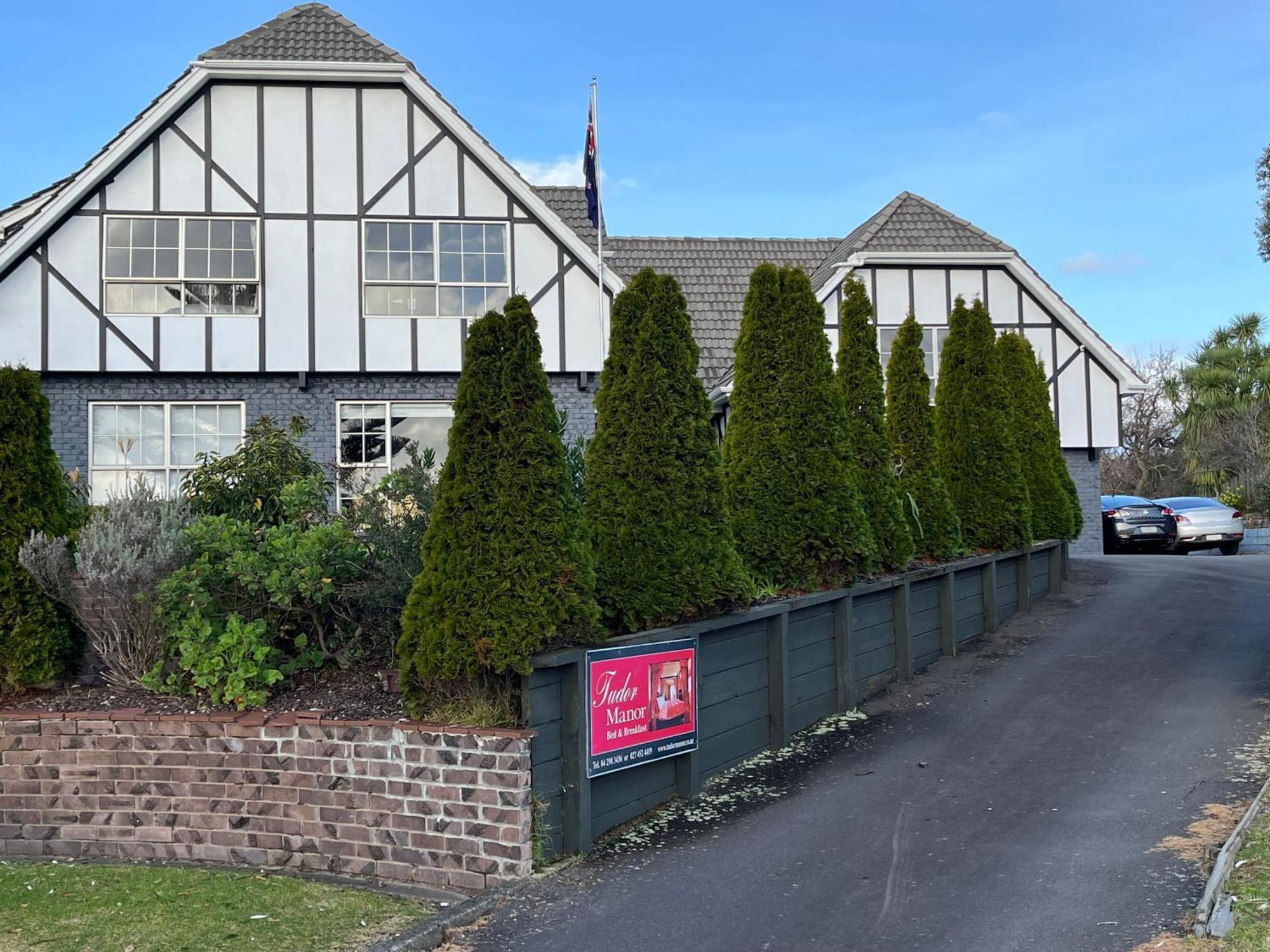 Tudor Manor Bed & Breakfast Bed & Breakfast Paraparaumu Exterior photo