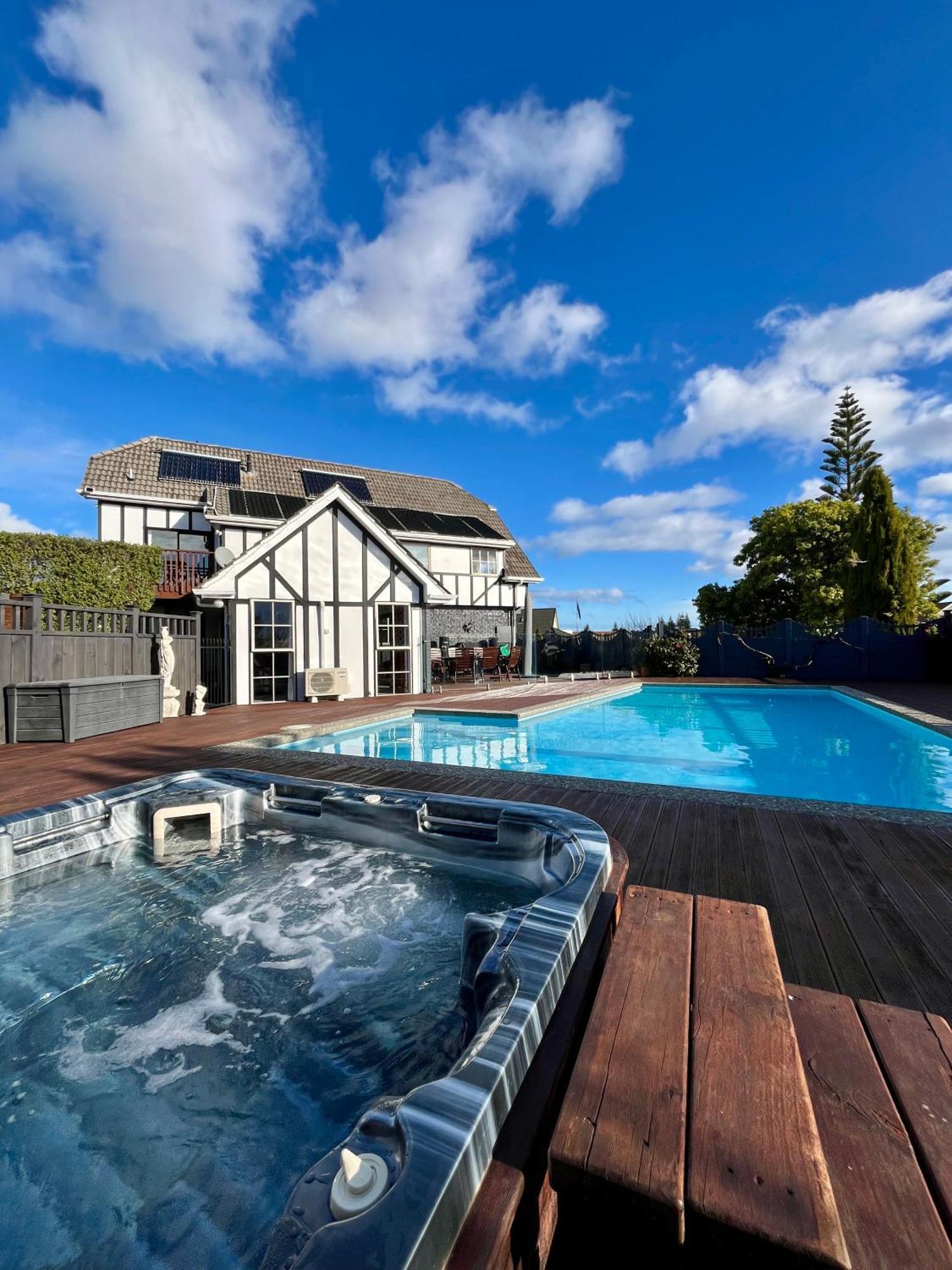 Tudor Manor Bed & Breakfast Bed & Breakfast Paraparaumu Exterior photo