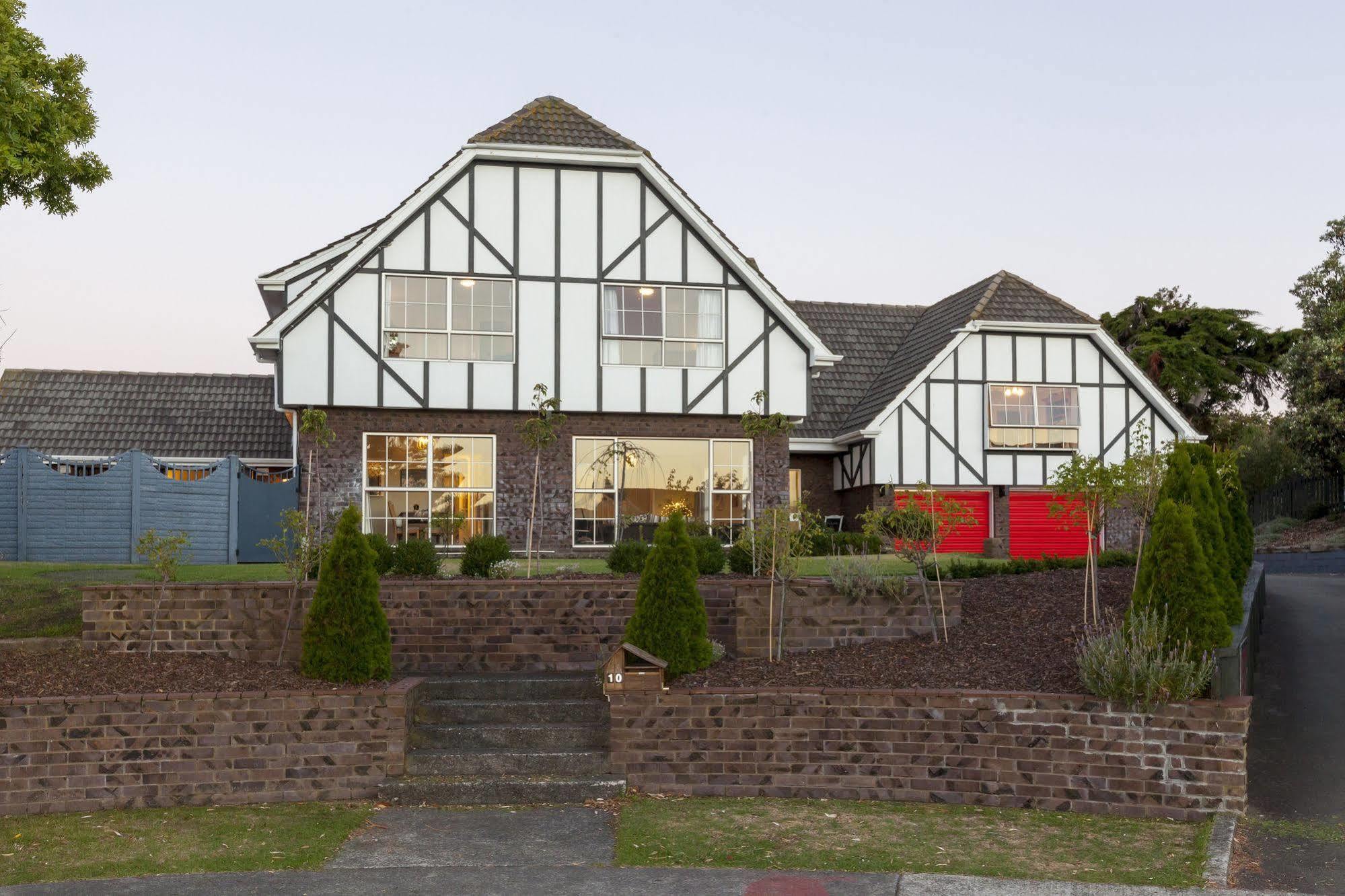 Tudor Manor Bed & Breakfast Bed & Breakfast Paraparaumu Exterior photo