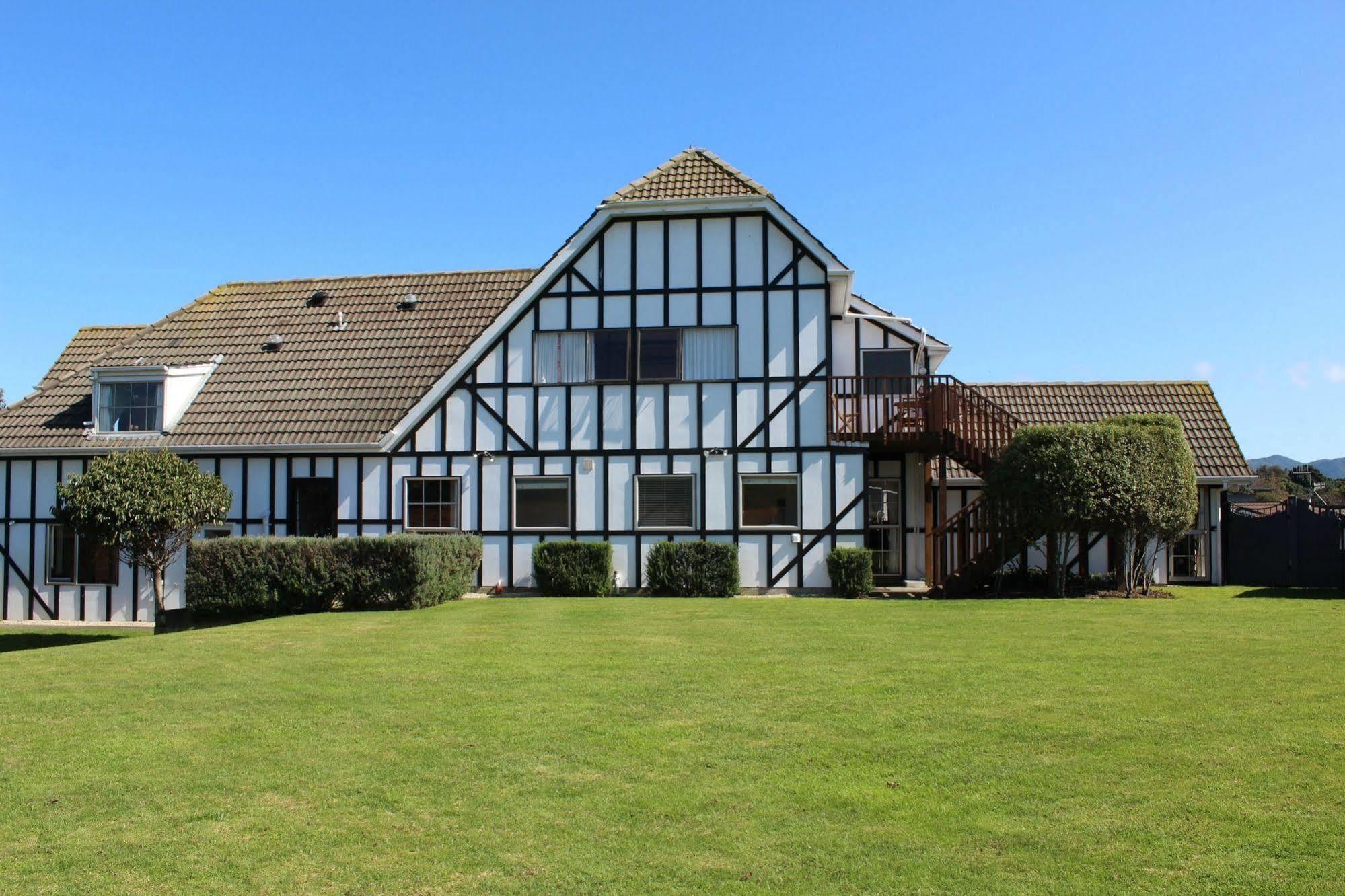 Tudor Manor Bed & Breakfast Bed & Breakfast Paraparaumu Exterior photo