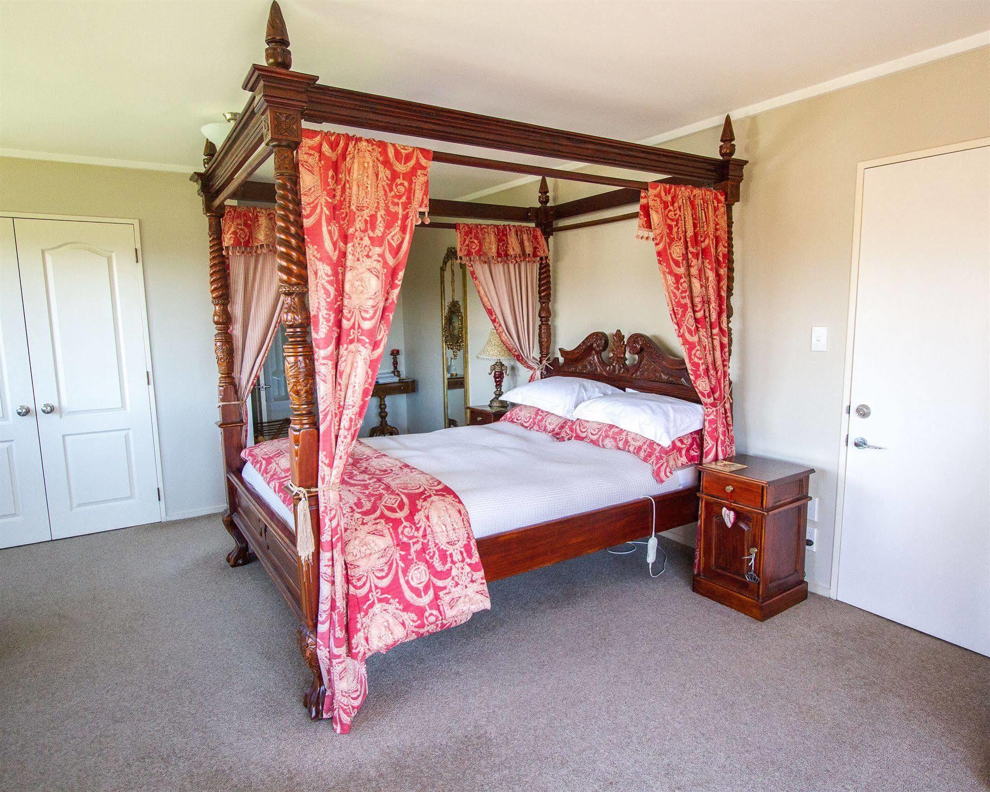 Tudor Manor Bed & Breakfast Bed & Breakfast Paraparaumu Exterior photo